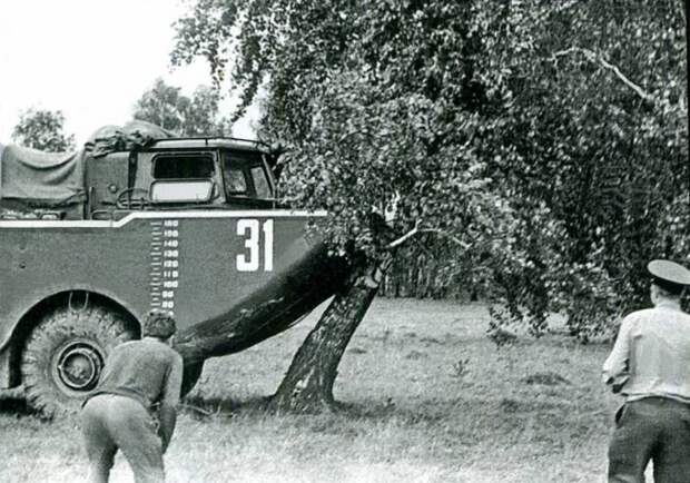 Пластмассовый ЗИЛ-135Б и катер на колёсах