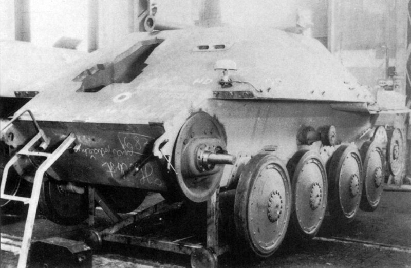 Корпус Jagdpanzer 38 Starr в ходе переделки. Хорошо заметно, насколько отличается от прежней амбразура орудийной установки артиллерия, бронетехника, вмв, германия