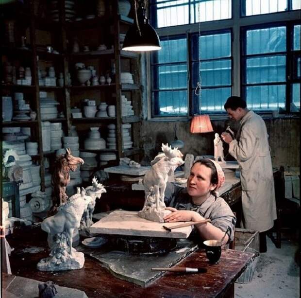 Трудоемкие работы в мастерской. Москва, 1950-е годы.