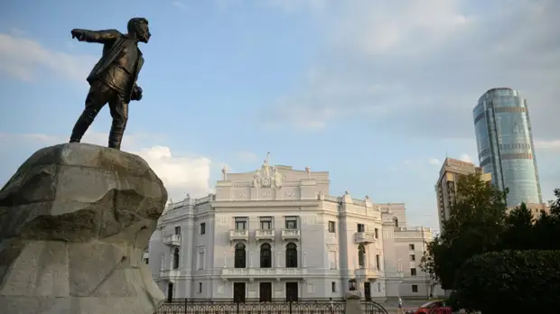 В Свердловской области назвали условие для закрытия ТЦ и общепита