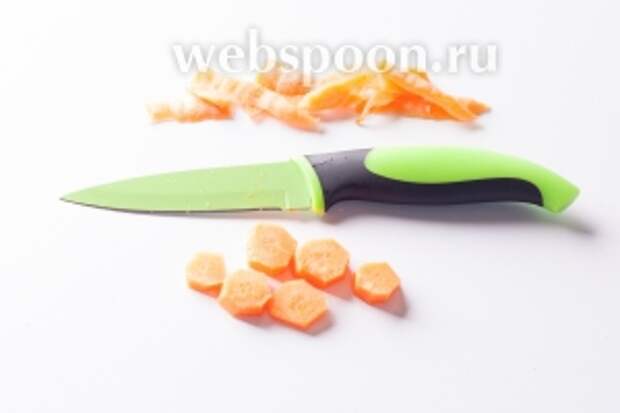 Морковку чистим и режем шайбочками по 5 мм. Сразу забрасываем к ещё тёплому осьминогу в маринад!