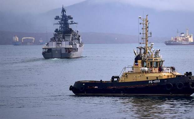 На фото: противолодочный корабль "Адмирал Виноградов", и средний морской танкер "Печенга"