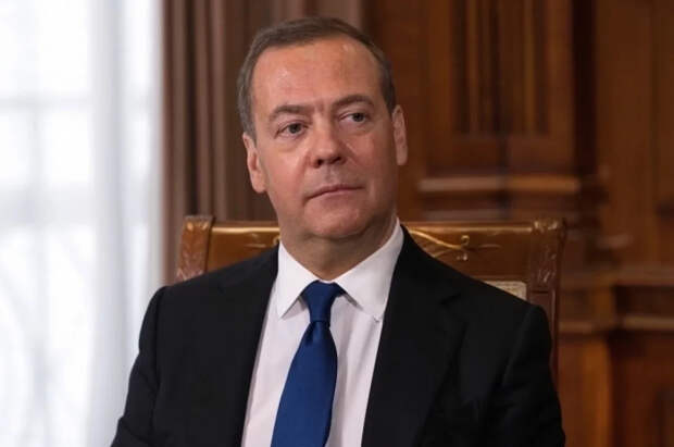 Медведев: надо учесть судьбы тех, кто может потерять работу из-за ИИ