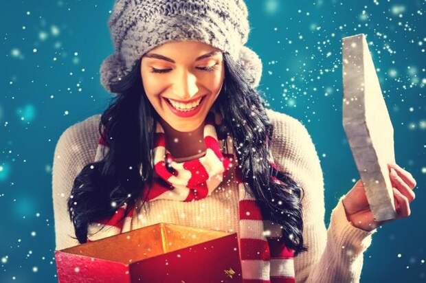 happy-young-woman-with-christmas-present-box-picture-id882405776_01