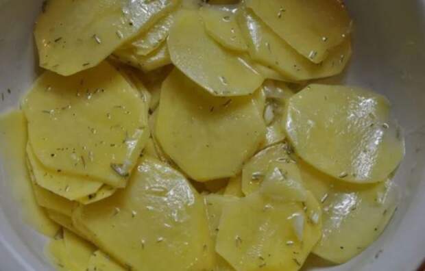 Обрабатываем маслом и солью. /Фото: yandex.by. Обрабатываем маслом и солью. /Фото: yandex.by.