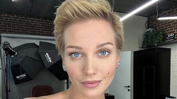 Пришлось втянуть живот: отдыхающая с мужчиной Асмус показала изменившуюся фигуру