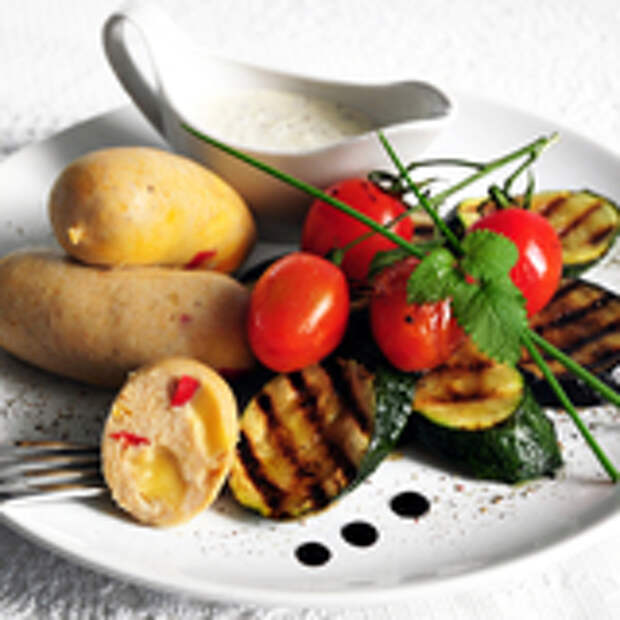 Куриные сардельки с паприкой и копчёным сыром, горчичным соусом и овощами-гриль.