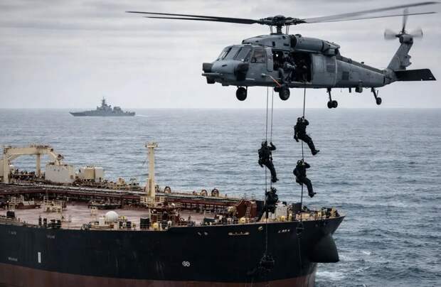 Британский военный министр Хили заявил, что "под прицелом" Великобритании находится более 500 теневых танкеров России