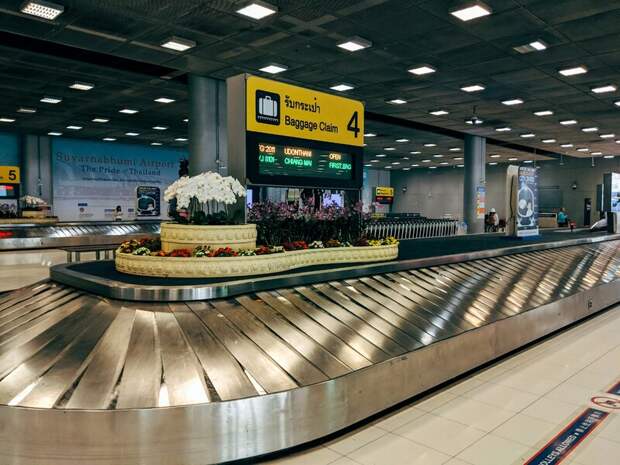 Сотрудник аэропорта раскрыл секрет быстрой выдачи багажа после прилёта