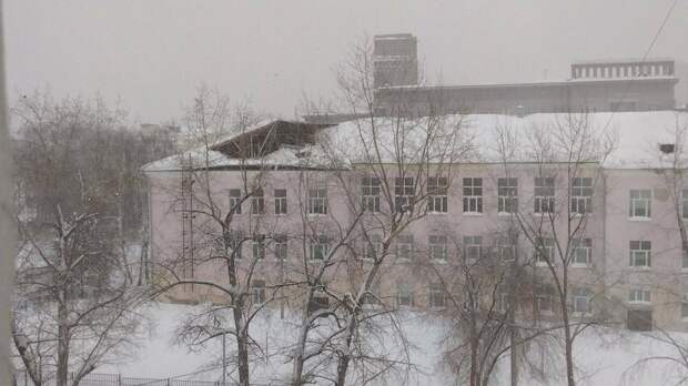 Часть крыши обрушилась в казанской гимназии №27