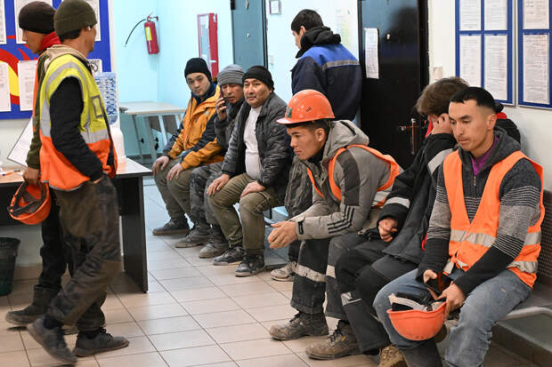 Великобритания захотела привлечь к себе мигрантов из Средней Азии