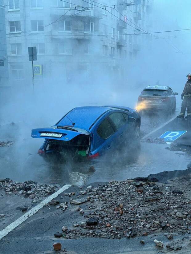 В Петербурге автомобиль ушёл под землю из-за прорыва трубы с горячей водой на