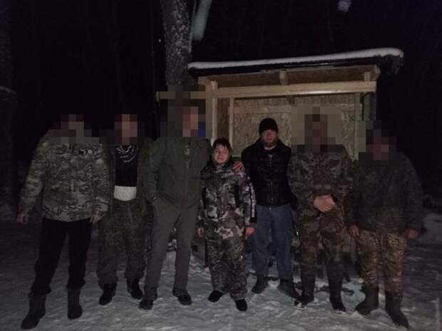 Азнакай волонтерлар төркеме хәрбиләргә гуманитар ярдәм илткән