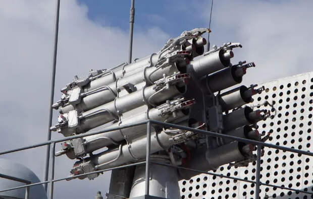 Показаны кадры работы корабельного реактивного бомбомёта РБУ-6000 в качестве сухопутного орудия в районе Часова Яра