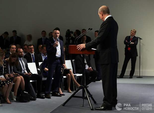 Президент РФ Владимир Путин отвечает на вопросы журналистов во время пресс-конференции по итогам саммита лидеров Группы двадцати G20 в Гамбурге. 8 июля 2017
