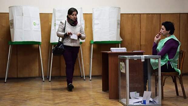 Избиратели голосуют во время второго тура парламентских выборов в Тбилиси. 30 октября 2016