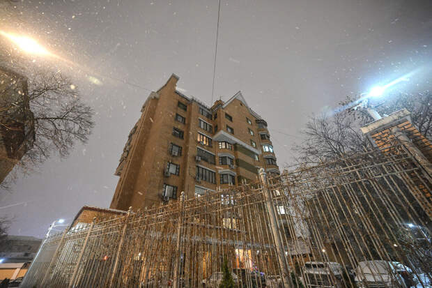 Грузовик приехал к дому в Хамовниках, где находится бывшая квартира Долиной