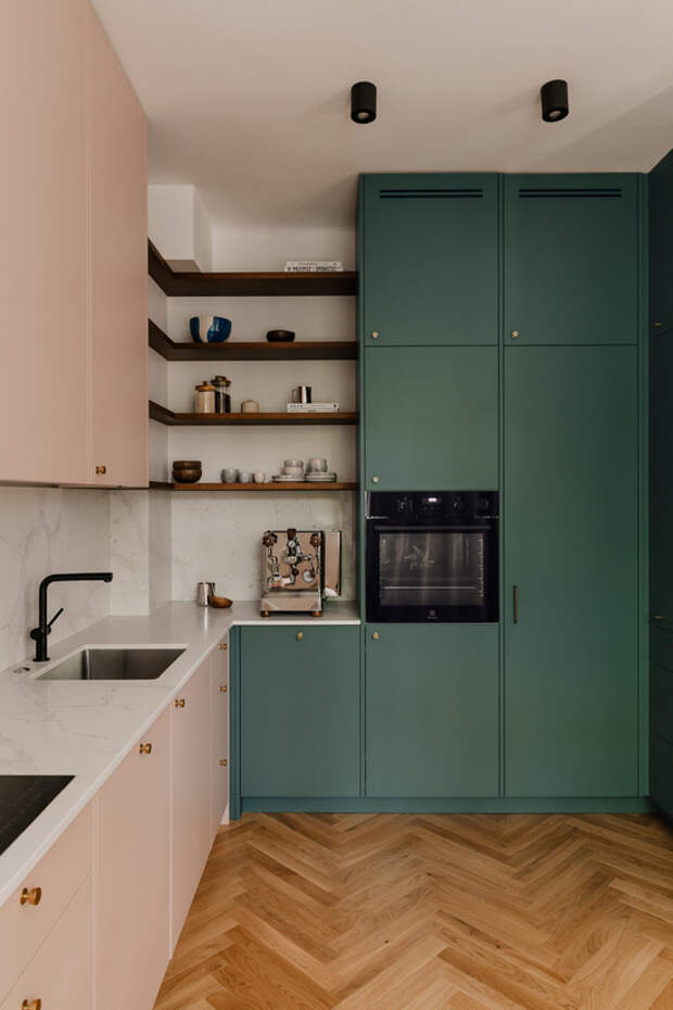 кухонный гарнитур со светло-розовыми фасадами