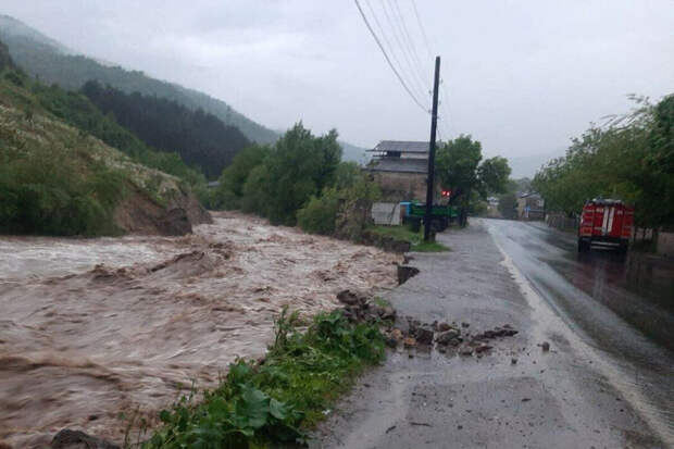 Беда — разлив Дебеда: наводнение в Армении уносит жизни и рушит все на пути