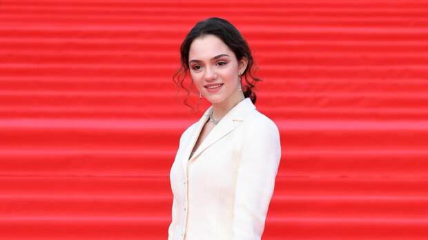 Медведева выложила фото в свадебном платье