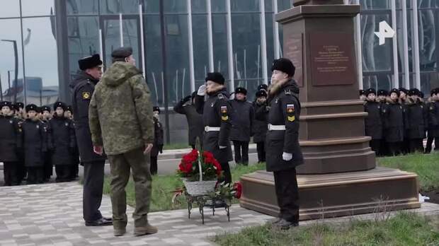 Бюст Героя России Гудкова открыли в филиале Нахимовского училища в Мариуполе