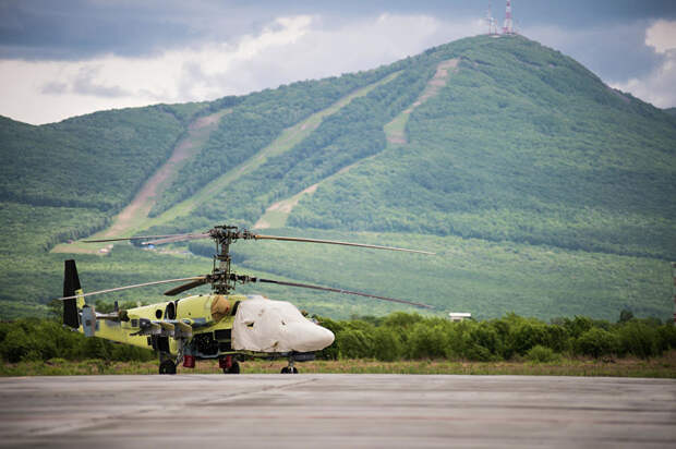 Вертолет Ка-52 на площадке возле летно-испытательной станции Вертолет Ка-52 на площадке возле летно-испытательной станции