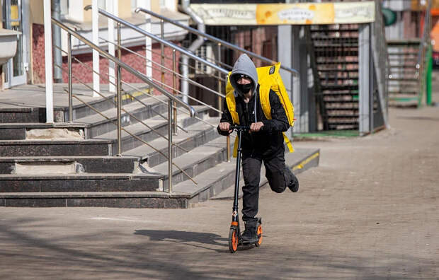 Депутат Свалов назвал работу курьеров бесполезной