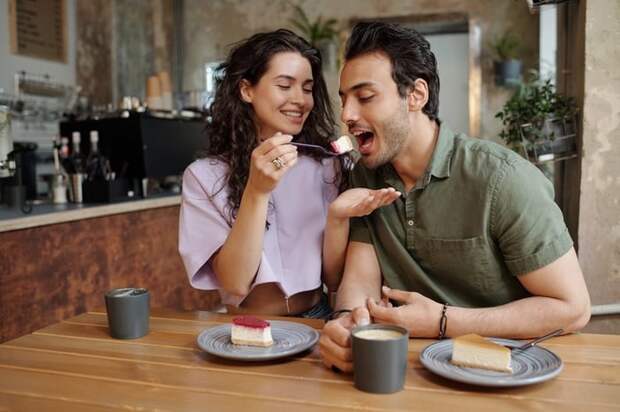 Couple eating cheesecake