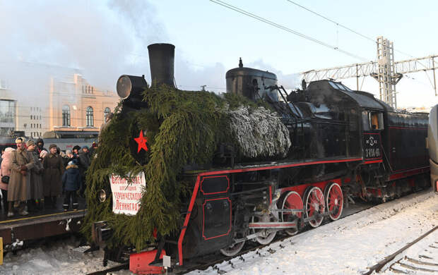 Поезд Победы на вокзале встречали с оркестром