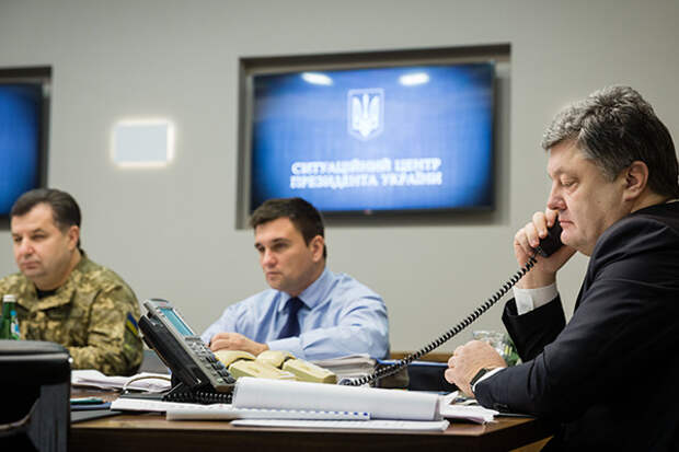 Министр обороны Украины Степан Полторак, глава МИД Павел Климкин и президент Петр Порошенко