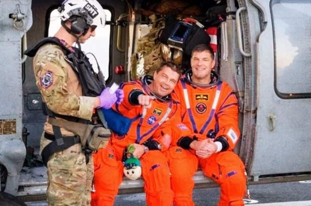 Экипаж Artemis II с трудом передвигается после возвращения из космоса