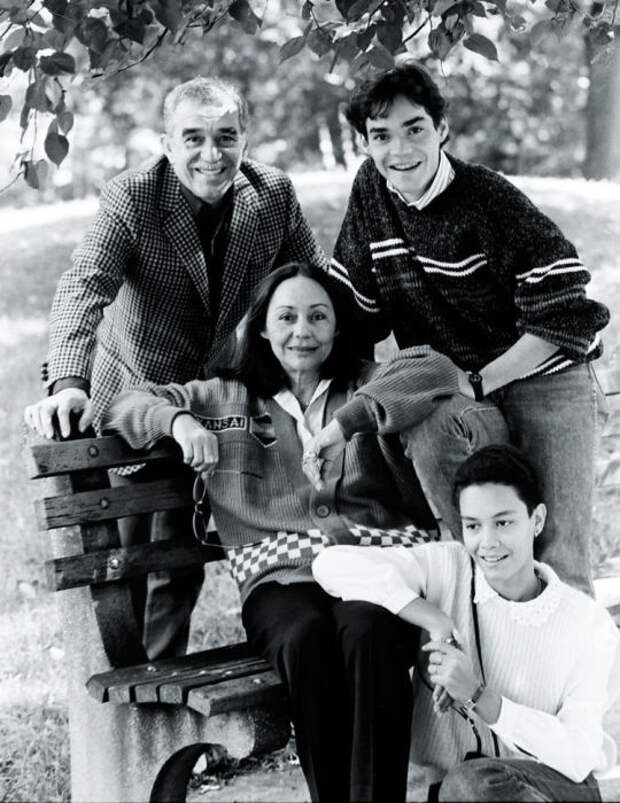 Габриэль Гарсиа Маркес с женой и сыновьями. / Фото: www.la-razon.com