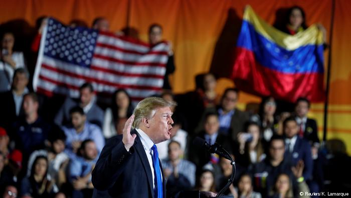 Дональд Трамп выступает с речью в Майами