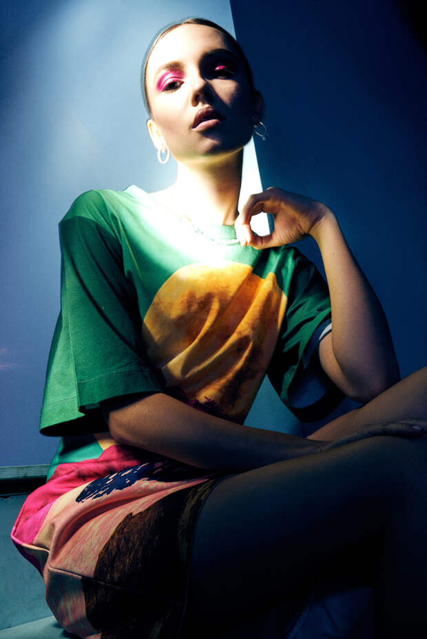 Футболка, H&M Studio; украшения, Swarovski. 
