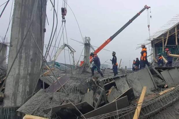 Сырой бетон тормозит спасательные работы на месте обрушения здания на Сахалине