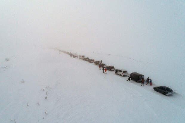 Очевидец: колонны с туристами в Териберке застревают из-за водителей-мигрантов