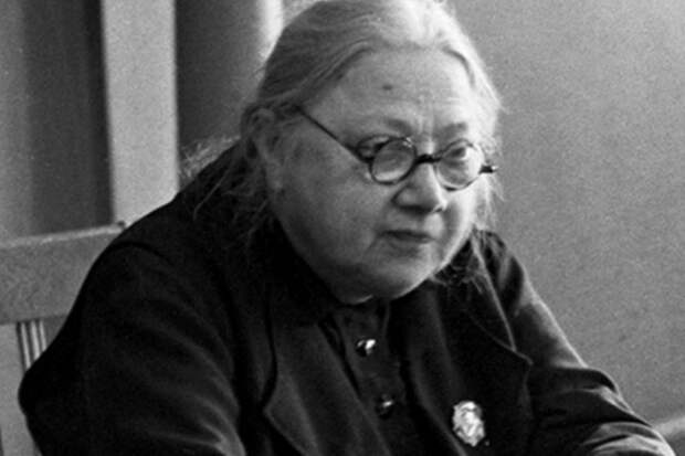 Отравленный торт для Крупской: почему гости, пробовавшие десерт, остались живы?