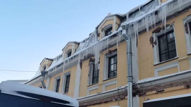 Пробки, ДТП и сосульки: Петербург вновь парализован из-за снега