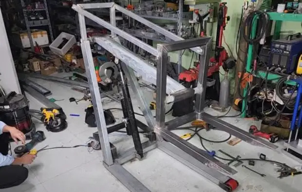 Как сделать гидравлический вилочный погрузчик для мастерской