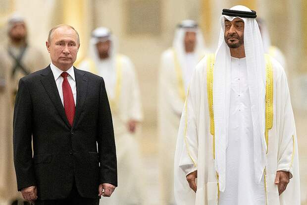 Наследный принц ОАЭ Мохаммед Аль Нахайян и Владимир Путин во время церемонии встречи российского президента. Фото: REUTERS