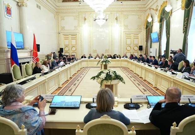 Депутаты и чиновники получат профобразование за 37,3 млн рублей от Смольного