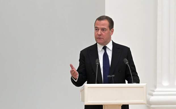 Медведев предложил бить Запад по кошельку и ввести репарации