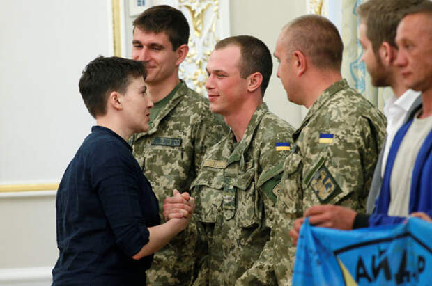Надежда Савченко успела встретиться с сослуживцами по «Айдару».