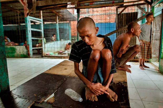 Шокирующие фото жизни пациентов психиатрических больниц в Индонезии