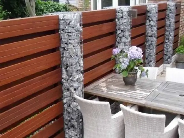 В отличие от заборов, полностью сделанных из габионов, такой вариант более эстетичный и экономичный. В отличие от заборов, полностью сделанных из габионов, такой вариант более эстетичный и экономичный.