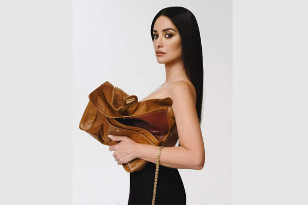 51-летняя Пенелопа Крус прикрыла голую грудь сумкой на фото для журнала