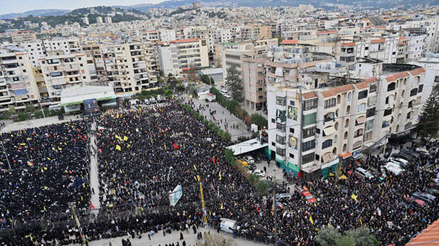 В Бейруте жители вышли на улицы с портретом Хаменеи в знак солидарности с Ираном