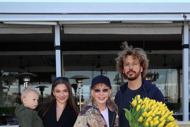 В сети опубликовали фото исхудавшей Аллы Пугачевой с тростью