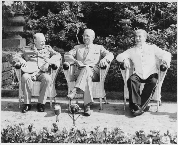 Потсдамская конференция: Уинстон Черчилль, Гарри Трумэн и Иосиф Сталин. 1945