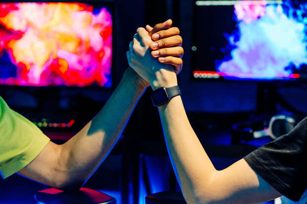 Украинского киберспортсмена s1mple раскритиковали за рукопожатие с игроком из РФ